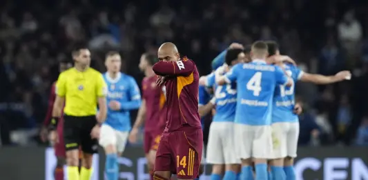 Alla Roma non basta Malen, il Napoli non molla e al Maradona finisce 2-2