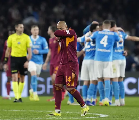Alla Roma non basta Malen, il Napoli non molla e al Maradona finisce 2-2