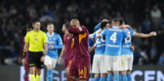 Alla Roma non basta Malen, il Napoli non molla e al Maradona finisce 2-2
