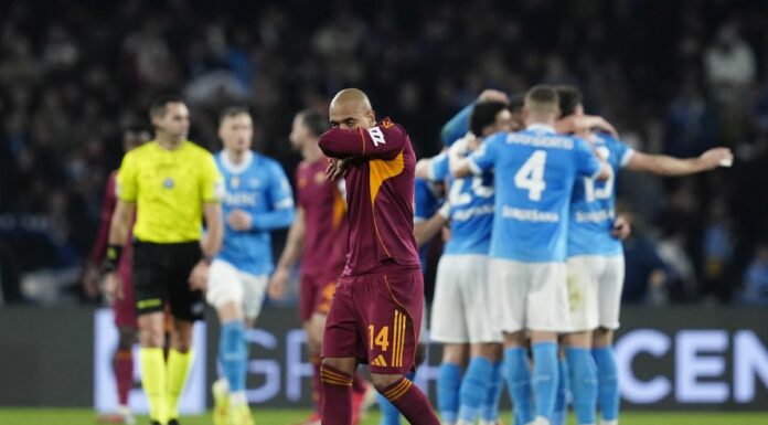 Alla Roma non basta Malen, il Napoli non molla e al Maradona finisce 2-2