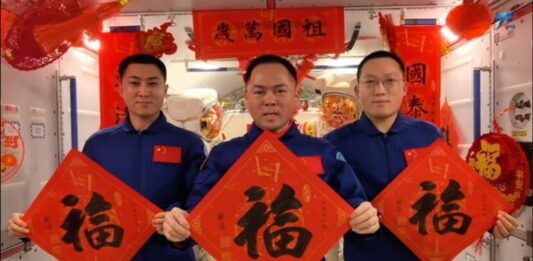 Cina, il Capodanno si festeggia anche a 400 chilometri di distanza dalla terra