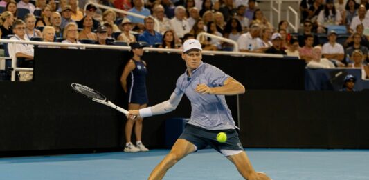 Buona la prima di Sinner a Doha, Machac ko in 2 set