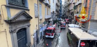 Fiamme in pieno centro a Napoli, coinvolto il teatro Sannazaro