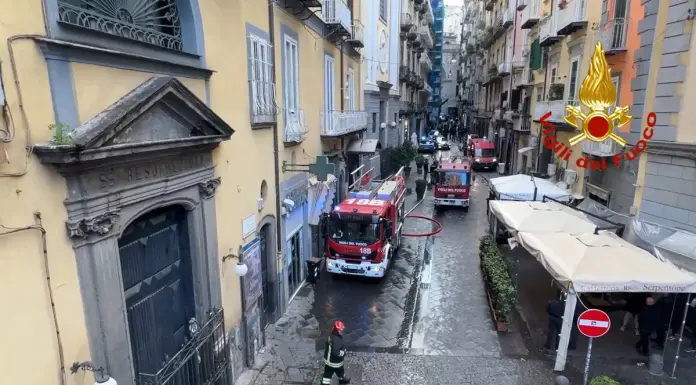 Fiamme in pieno centro a Napoli, coinvolto il teatro Sannazaro