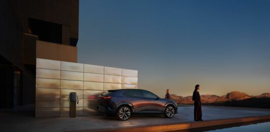 La nuova Mazda CX-6e debutta al MAXXI tra arte, visione e innovazione