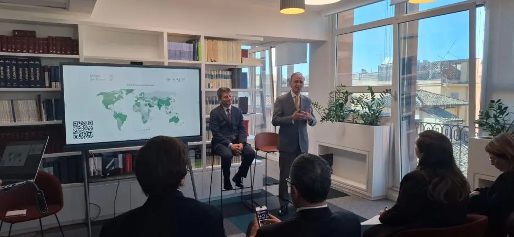 geronimo it elio-pari-intervista-lavvocato-moreno-maresi-durante-la-presentazione-del-numero-36-di-geronimo-magazine-A27500 009