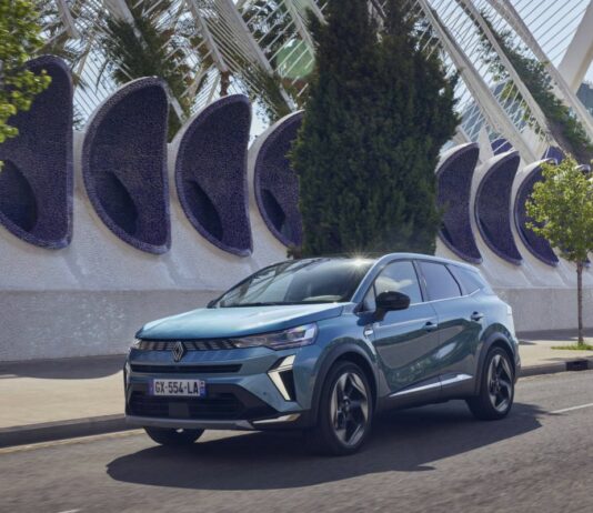 Renault Symbioz, spazio e tecnologia ibrida per la famiglia moderna