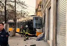 Tram deragliato a Milano. Un morto e 20 feriti