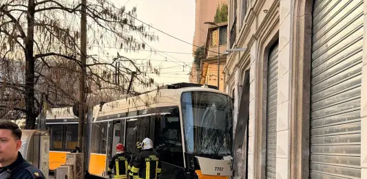 Tram deraglia a Milano, l’autista agli inquirenti: “Ho avuto un malore”. Ripristinata la circolazione / Foto