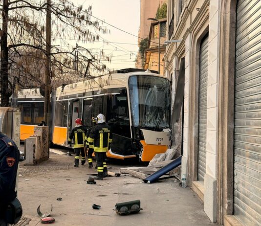 Tram deragliato a Milano. Un morto e 20 feriti