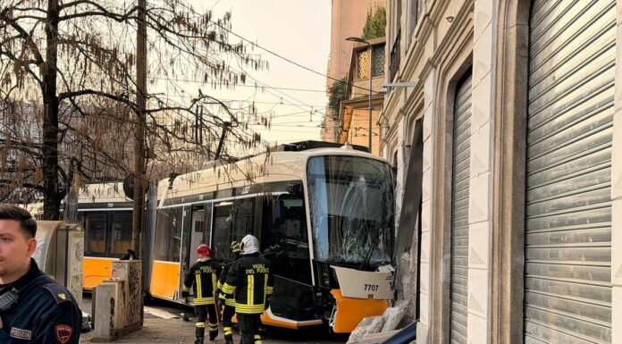 Tram deragliato a Milano. Un morto e 20 feriti
