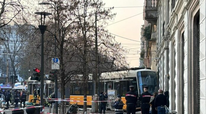Tram deragliato a Milano, si aggrava bilancio un morto e una quarantina di feriti