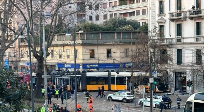 Due vittime e una quarantina di feriti il bilancio del tram deragliato a Milano