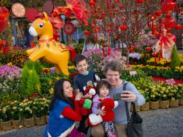 Cina: a Macao un mercato per la Festa di primavera (2)