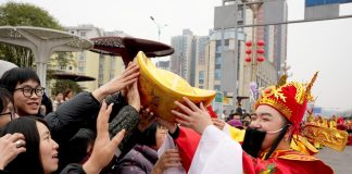 Cina: aumento di visitatori nelle città per la Festa di primavera (1)