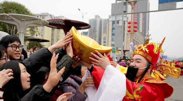 Cina: aumento di visitatori nelle città per la Festa di primavera (1)
