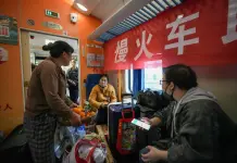 Cina: un treno percorre le aree montuose di Hunan, Guizhou, Chongqing (1)