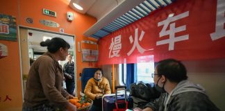 Cina: un treno percorre le aree montuose di Hunan, Guizhou, Chongqing (1)