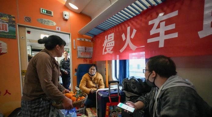 Cina: un treno percorre le aree montuose di Hunan, Guizhou, Chongqing (1)