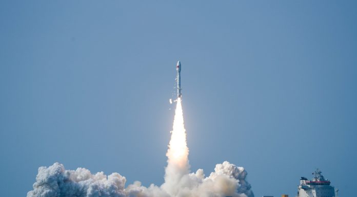 Cina: inviati in orbita sette satelliti con un lancio offshore (1)