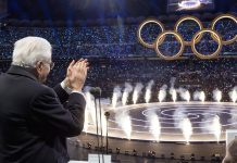 Mattarella dichiara aperti i Giochi di Milano Cortina 2026, accesi per la prima volta due bracieri. A San Siro ovazione per l’Italia Team