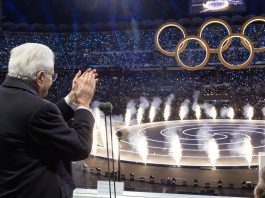 Mattarella dichiara aperti i Giochi di Milano Cortina 2026, accesi per la prima volta due bracieri. A San Siro ovazione per l’Italia Team