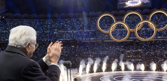 Mattarella dichiara aperti i Giochi di Milano Cortina 2026, accesi per la prima volta due bracieri. A San Siro ovazione per l’Italia Team