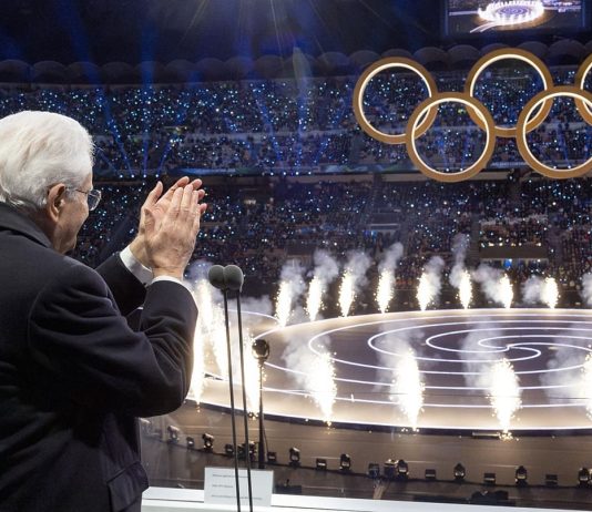 Mattarella dichiara aperti i Giochi di Milano Cortina 2026, accesi per la prima volta due bracieri. A San Siro ovazione per l’Italia Team