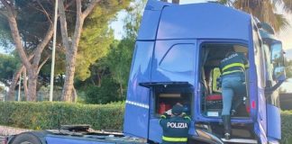 Trasportava 15 kg di cocaina nascosti nel tir, arrestato sulla Messina-Catania un autotrasportatore 52enne
