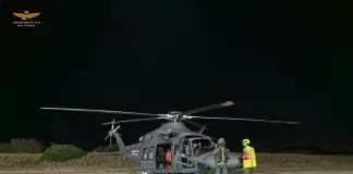 Trasporto sanitario d’urgenza per un elicottero dell’Aeronautica Militare, uomo in pericolo di vita trasferito da Ischia a Pozzuoli