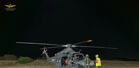 Trasporto sanitario d’urgenza per un elicottero dell’Aeronautica Militare, uomo in pericolo di vita trasferito da Ischia a Pozzuoli