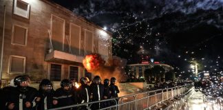 مواجهات بين الشرطة ومتظاهرين في ألبانيا.. وإصابة 16 شرطياً في تيرانا
