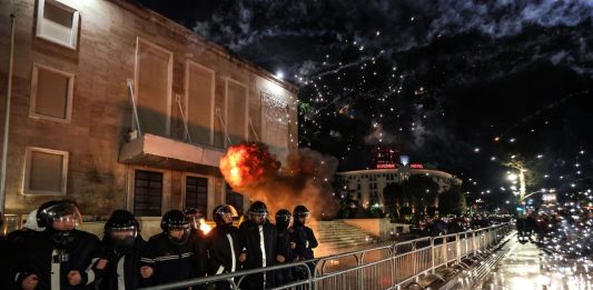 مواجهات بين الشرطة ومتظاهرين في ألبانيا.. وإصابة 16 شرطياً في تيرانا