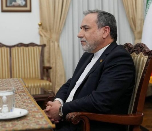 Iran, il ministro degli Esteri conferma contatti diretti con Khamenei “Ne eseguiamo alla lettera le direttive”