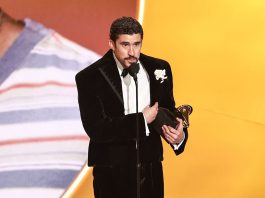 Bad Bunny trionfa ai Grammy Awards e attacca l’ICE “Non siamo selvaggi”. Trump “Show inguardabile”