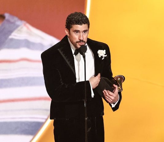 Bad Bunny trionfa ai Grammy Awards e attacca l’ICE “Non siamo selvaggi”. Trump “Show inguardabile”