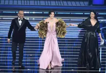 Sanremo 2026, al via la serata delle cover e dei duetti. Bianca Balti torna all’Ariston, Siani ospite a sorpresa