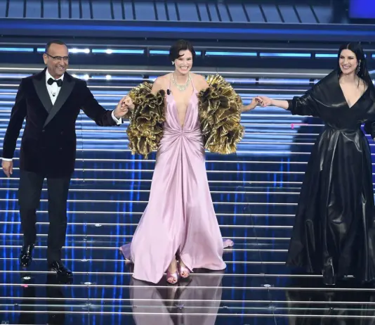 Sanremo 2026, al via la serata delle cover e dei duetti. Bianca Balti torna all’Ariston, Siani ospite a sorpresa