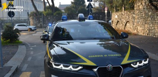 Anziana fragile sfruttata economicamente a Bergamo, sequestro per 1,1 milioni alla nipote per circonvenzione di incapace