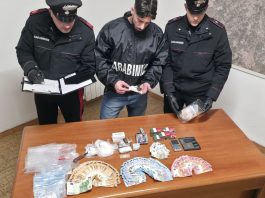 Roma, droga e soldi in casa: arrestati due giovani