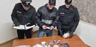 Roma, droga e soldi in casa: arrestati due giovani