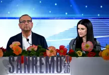 Si alza il sipario su Sanremo 2026, Conti “Pressioni politiche? La mia storia parla per me”. Meloni “Io al Festival? Totalmente inventato”