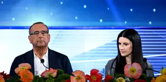 Si alza il sipario su Sanremo 2026, Conti “Pressioni politiche? La mia storia parla per me”. Meloni “Io al Festival? Totalmente inventato” / Video