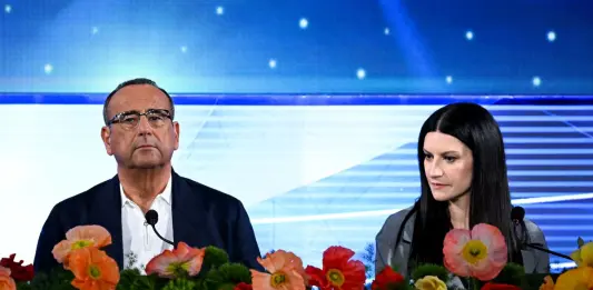 Si alza il sipario su Sanremo 2026, Conti “Pressioni politiche? La mia storia parla per me”. Meloni “Io al Festival? Totalmente inventato” / Video