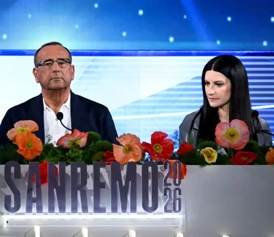 Si alza il sipario su Sanremo 2026, Conti “Pressioni politiche? La mia storia parla per me”. Meloni “Io al Festival? Totalmente inventato”