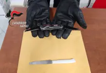 Trovati con dei coltelli in aula a scuola, due 15enni denunciati