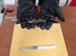 Trovati con dei coltelli in aula a scuola, due 15enni denunciati