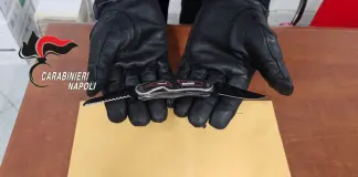 Trovati con dei coltelli in aula a scuola, due 15enni denunciati