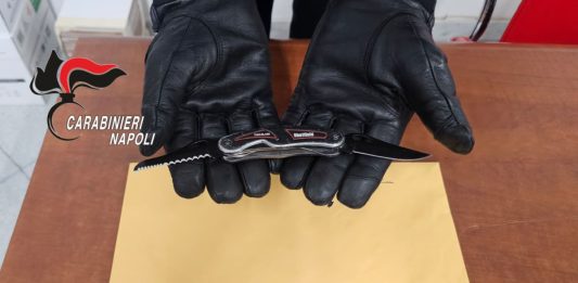 Trovati con dei coltelli in aula a scuola, due 15enni denunciati