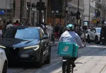 Accusa di caporalato su migliaia di rider, controllo giudiziario su Deliveroo